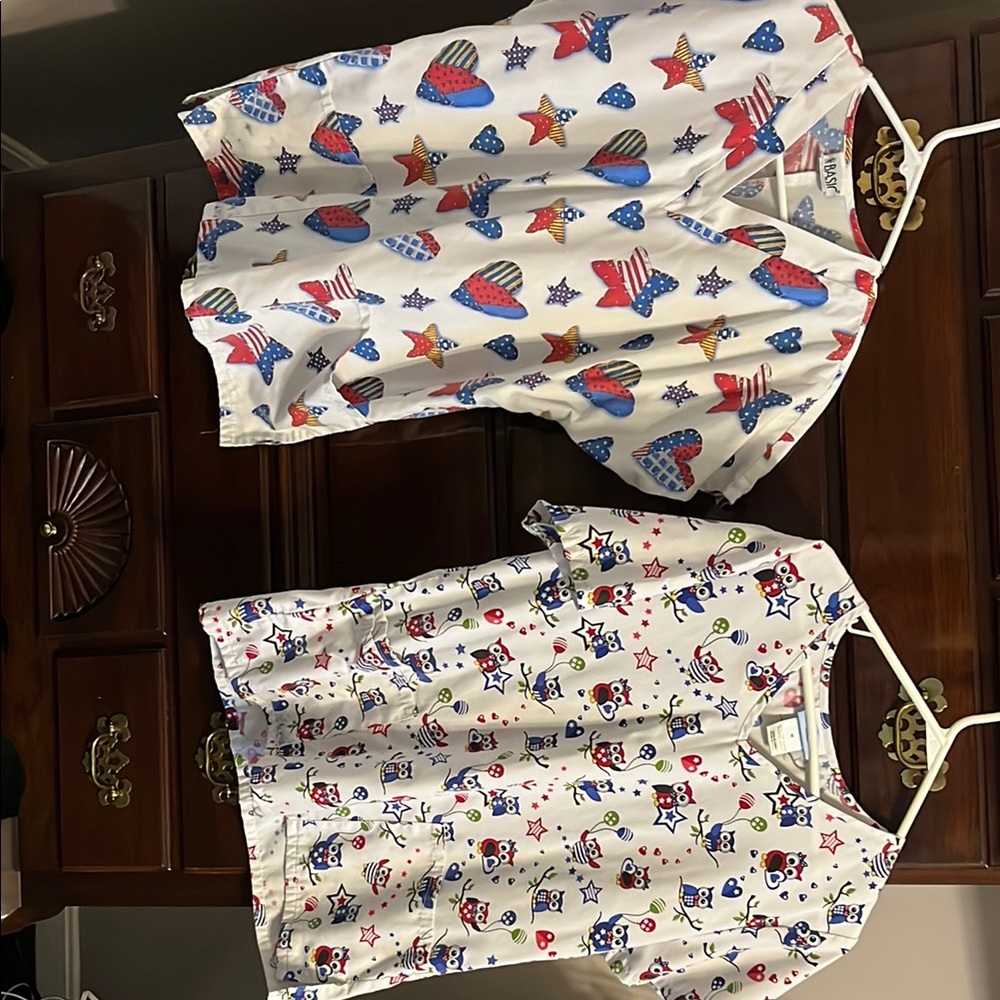 Colorful Printed Scrub Tops-Red/White/Blue